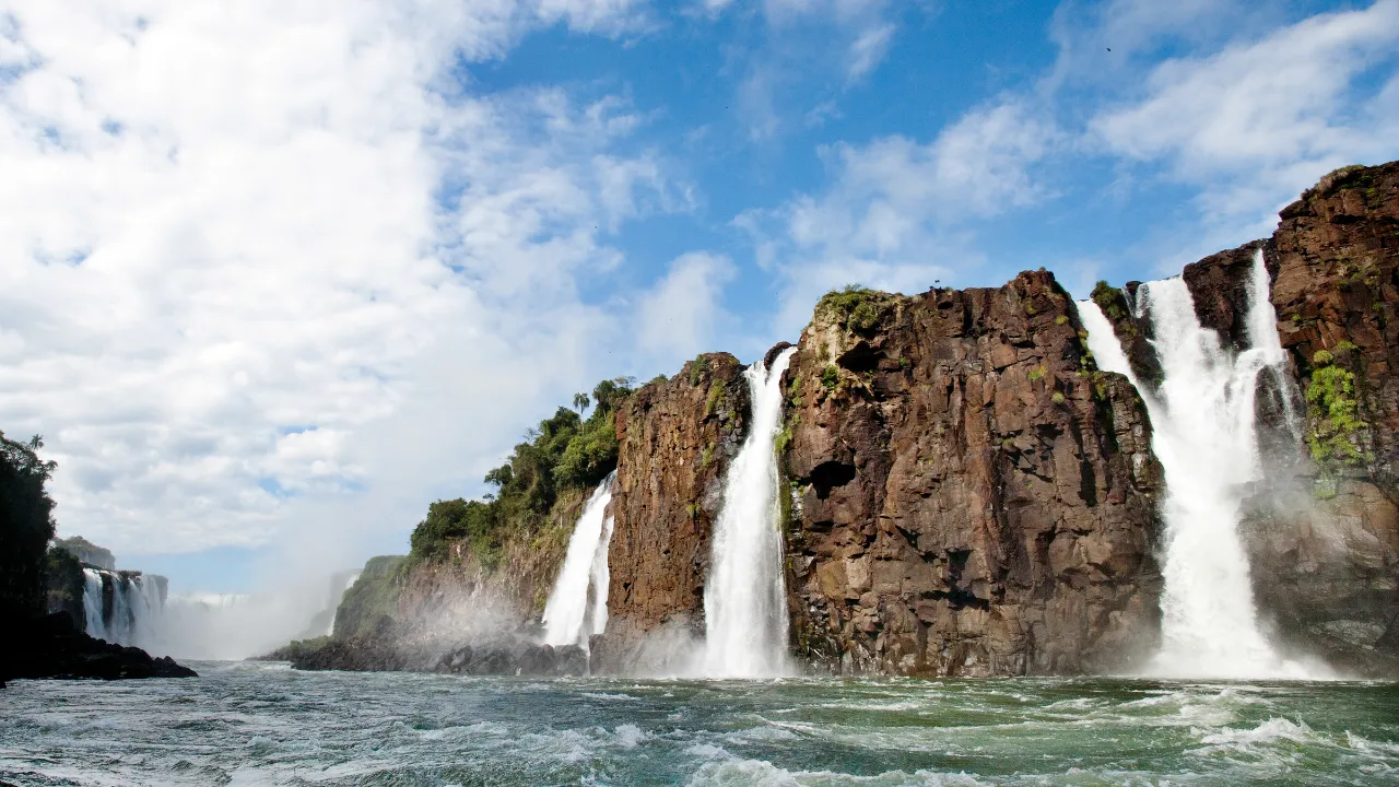 Iguazú-fallene strekker seg over nesten tre kilometer på grensen mellom Argentina og Brasil
