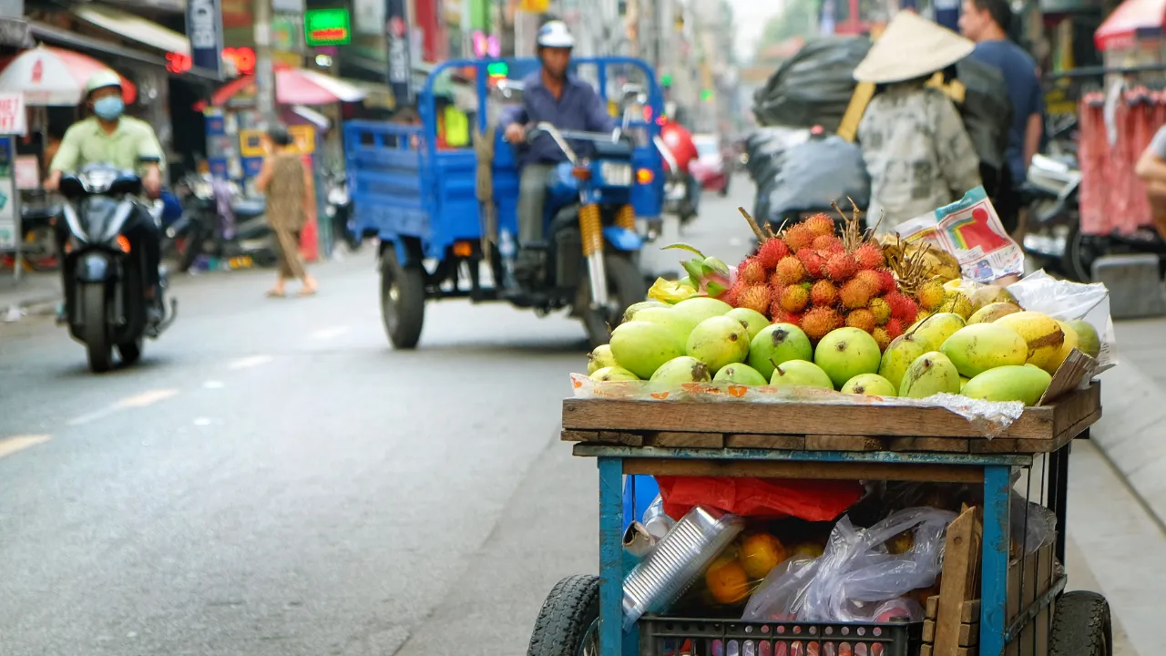 Livlig gate i Ho Chi Minh-byen