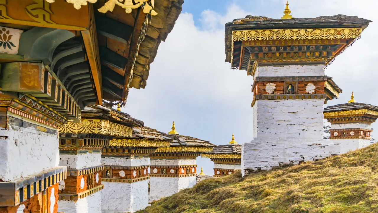Dochula Pass er kjent for sine 108 "stupaer", bygget til ære for falne bhutanske soldater
