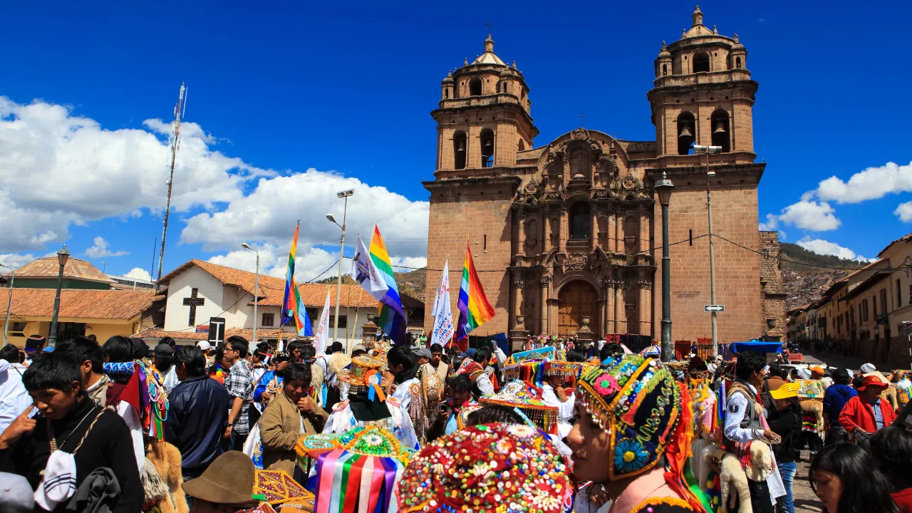 Tradisjonell fest i Cusco med farger og musikk
