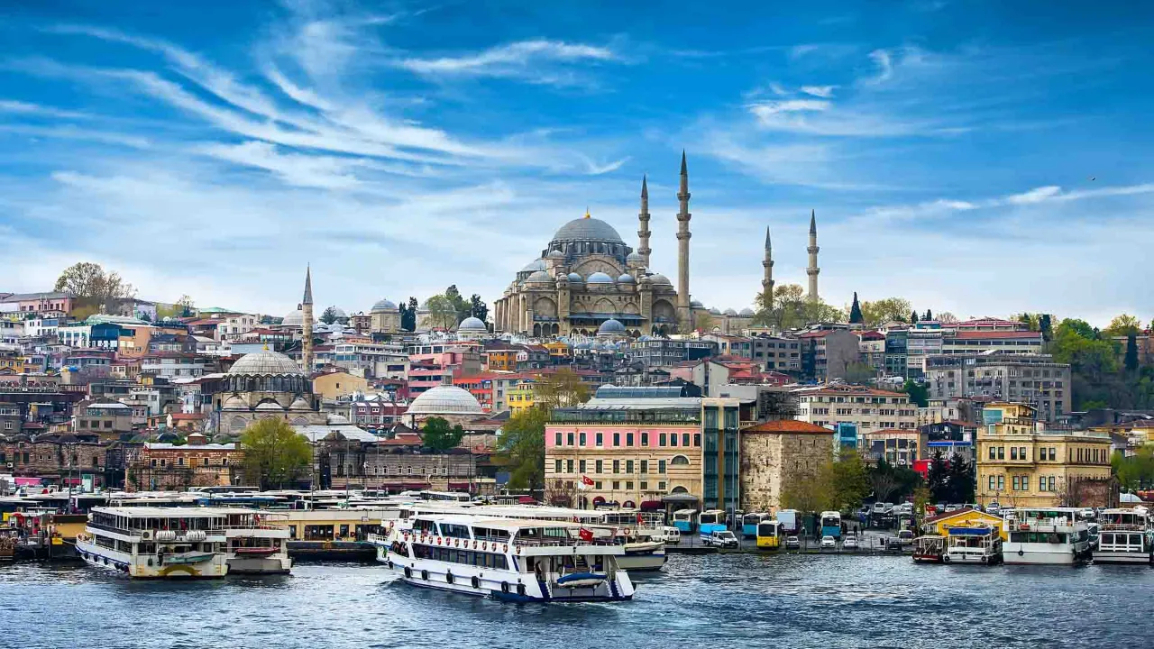 Utsikt over Istanbul med den imponerende Suleymaniye-moskeen i bakgrunnen og travle båter på Bosporos Utsikt over Istanbul med den imponerende Suleymaniye-moskeen i bakgrunnen og travle båter på Bosporos