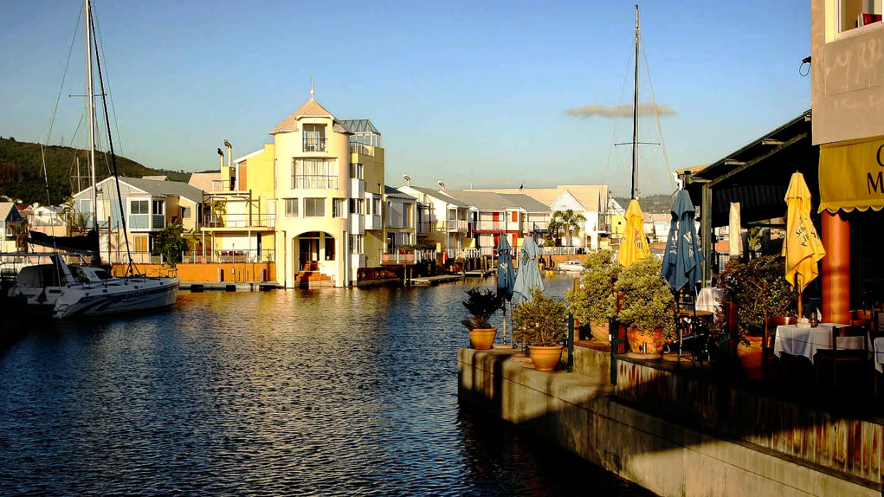 Kystbyen Knysna langs Garden Route er kjent for østersoppdrett Kystbyen Knysna langs Garden Route er kjent for østersoppdrett