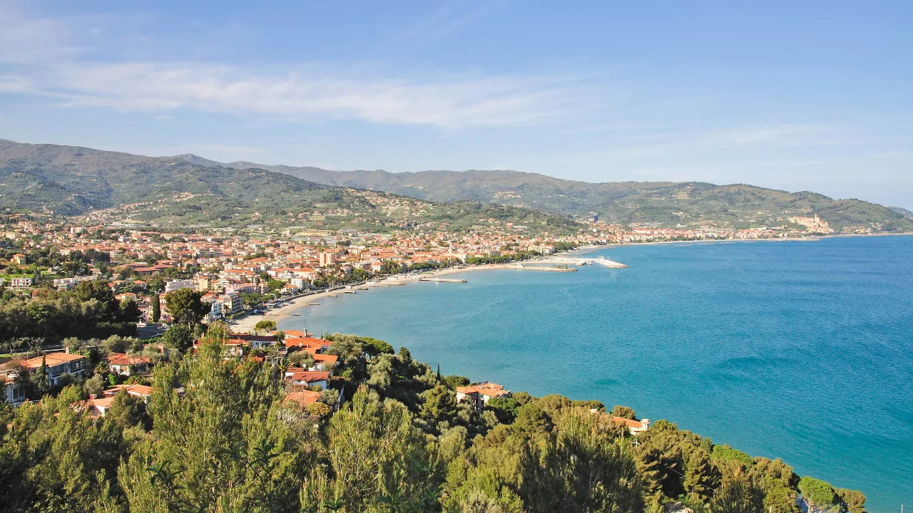 Utsikt over kystbyen Diano Marina