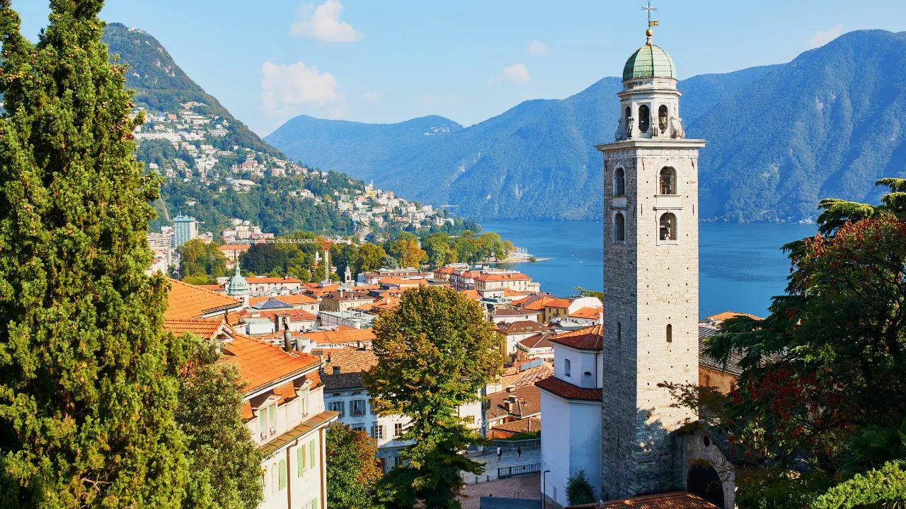 Utsikt over gamlebyen i Lugano