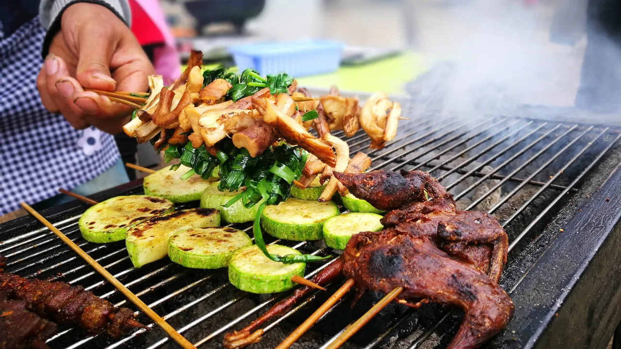 Lokale spesialiteter tilberedes på grillen i Ha Giang-provinsen Lokale spesialiteter tilberedes på grillen i Ha Giang-provinsen