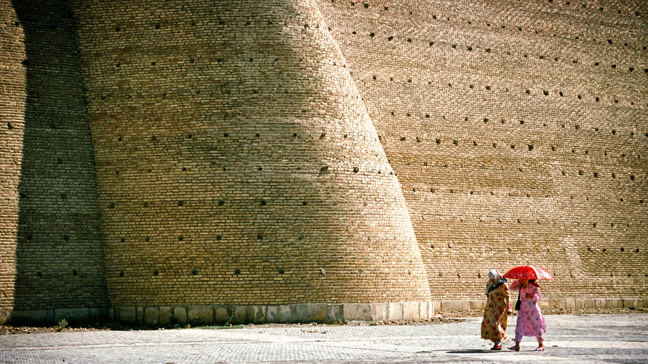 Bukhara, Usbekistan – den historiske bymuren med mennesker i forgrunnen