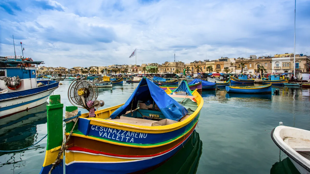Fargerike fiskebåter i Marsaxlokk havn