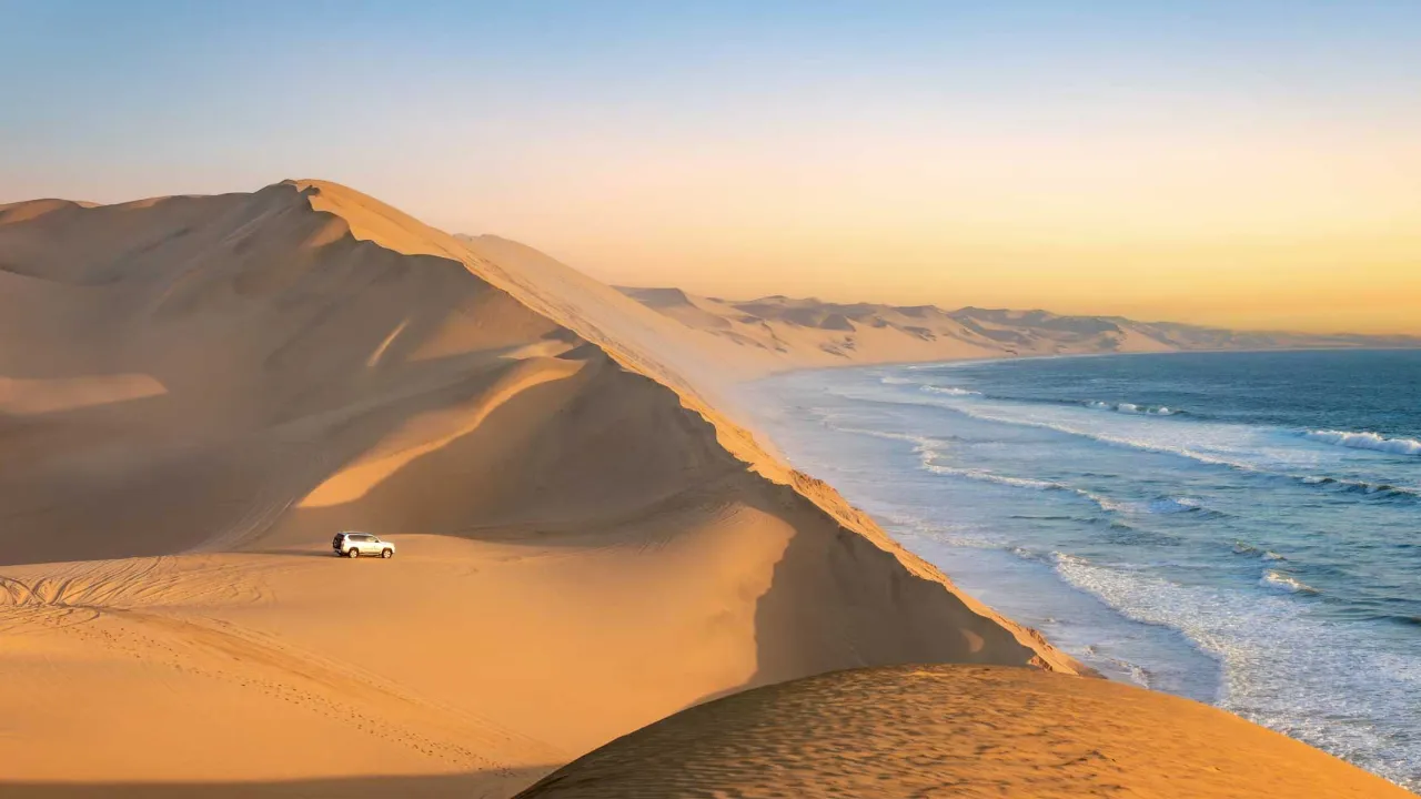 Sandwich Harbour i Namibia, der de høye sanddynene skråner rett ned i havet