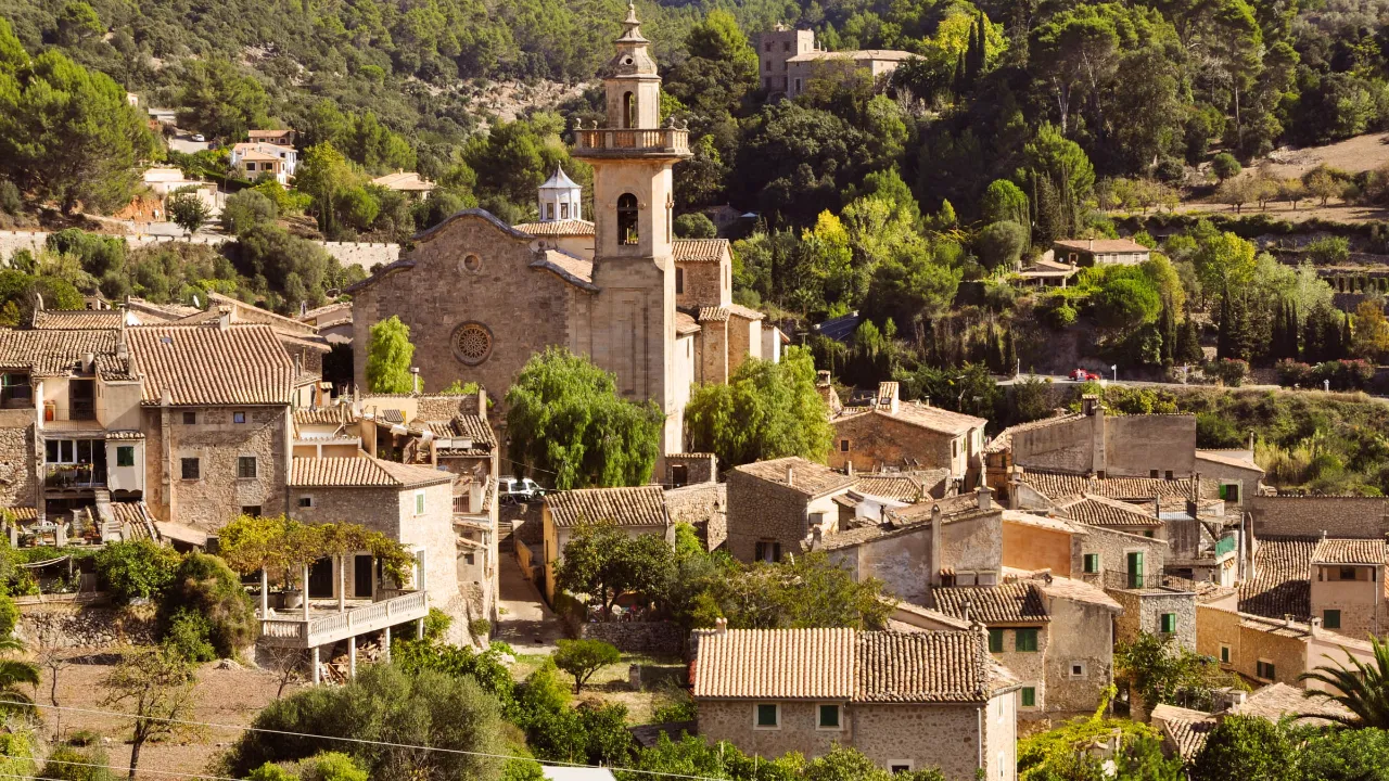 Valldemossa, hvor Chopin bodde, har smale gater og historiske bygninger