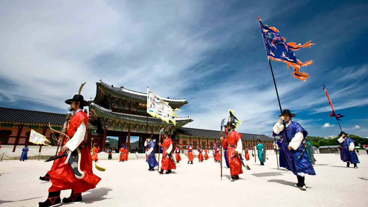 Vaktskifteseremoni ved Gyeongbokgung-palasset i Seoul Vaktskifteseremoni ved Gyeongbokgung-palasset i Seoul