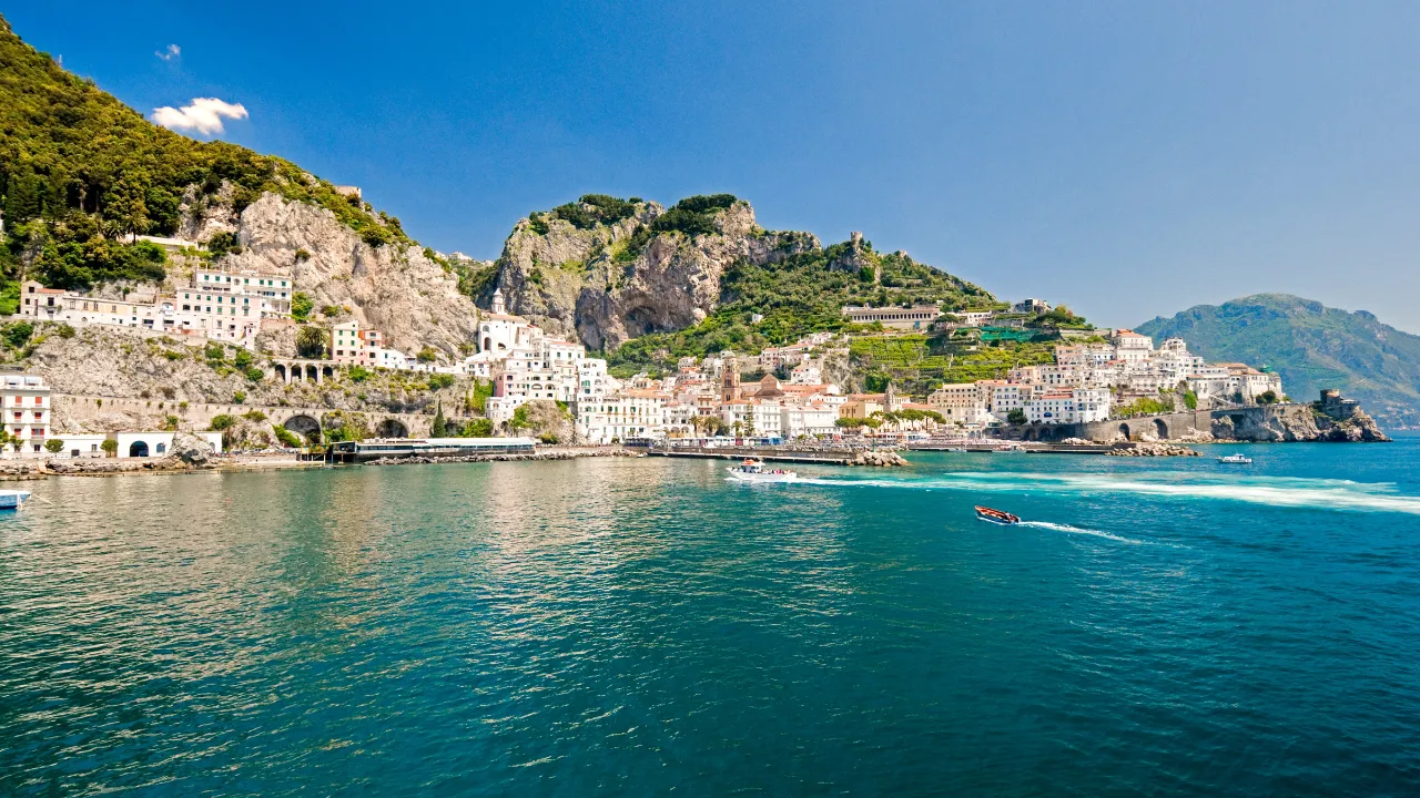 Amalfikysten ligger på sørsiden av Sorrentohalvøya Amalfikysten ligger på sørsiden av Sorrentohalvøya