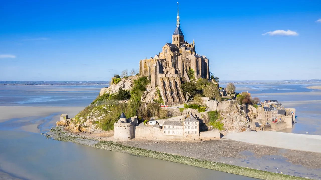 Legendariske Mont-Saint-Michel er en såkalt tidevannsøy. Vannet kan stige opp til 14 meter Legendariske Mont-Saint-Michel er en såkalt tidevannsøy. Vannet kan stige opp til 14 meter