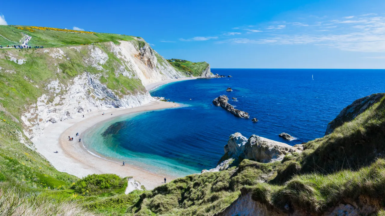 Man O’ War Bay – en spektakulær bukt på Jurassic Coast med krystallklart vann og dramatiske kalkklipper Man O’ War Bay – en spektakulær bukt på Jurassic Coast med krystallklart vann og dramatiske kalkklipper