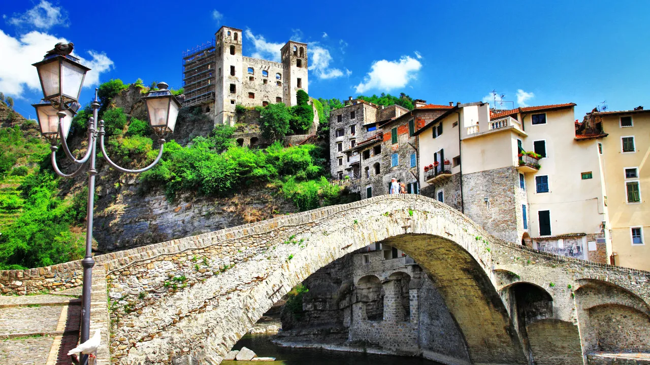Den gamle steinbroen i Dolceacqua