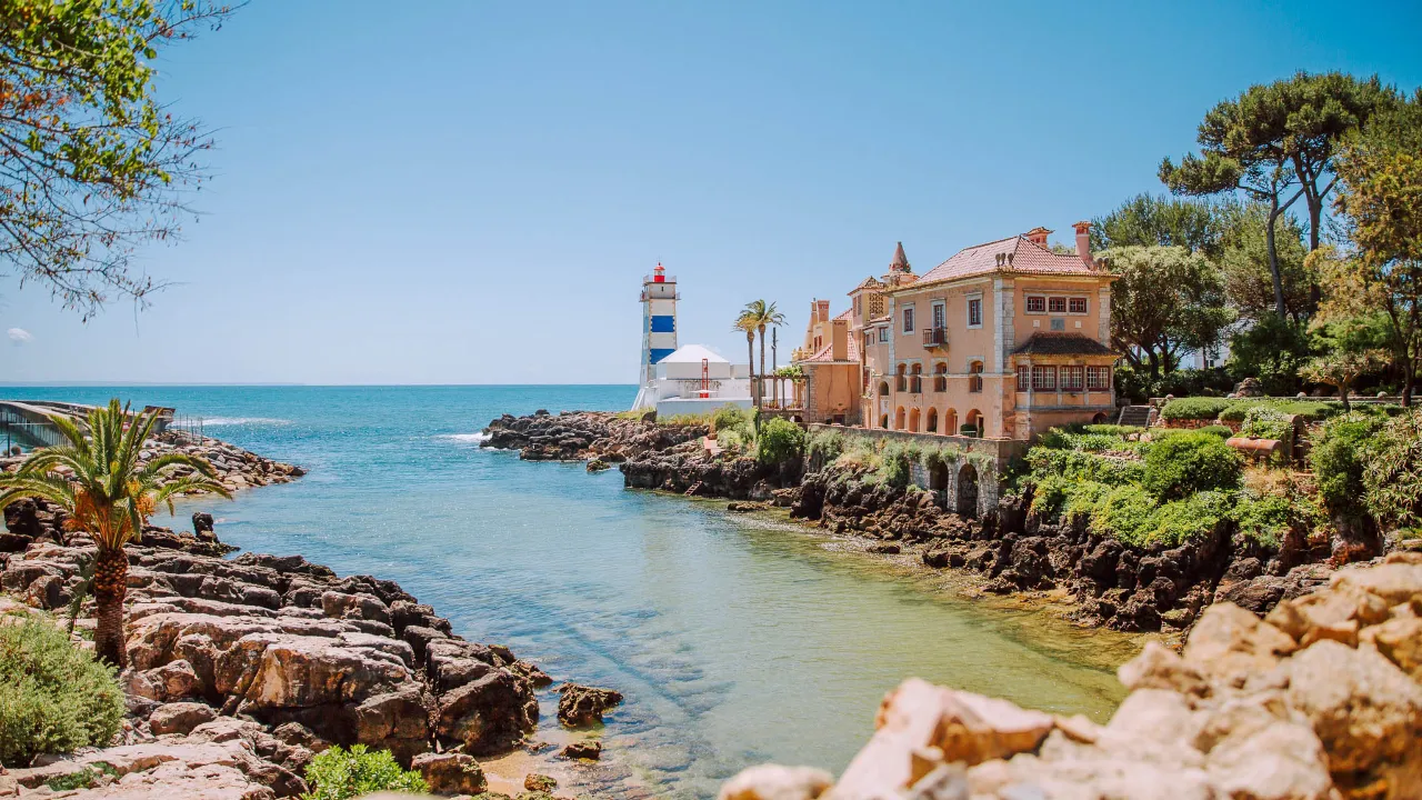 Santa Maria-fyrtårnet ved kysten i Cascais Santa Maria-fyrtårnet ved kysten i Cascais