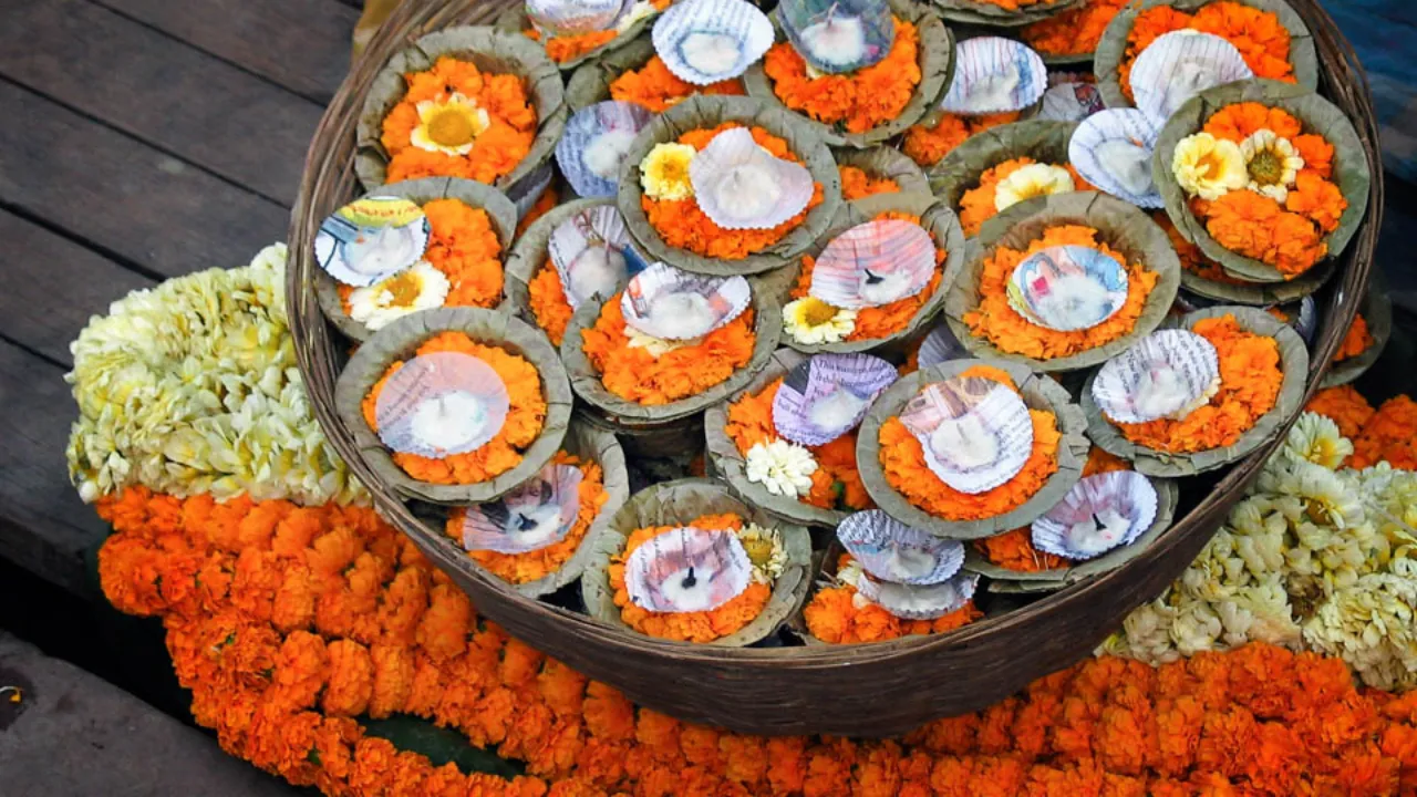 Tradisjonelle blomsterofringer til religiøse seremonier ved Ganges i Varanasi Tradisjonelle blomsterofringer til religiøse seremonier ved Ganges i Varanasi