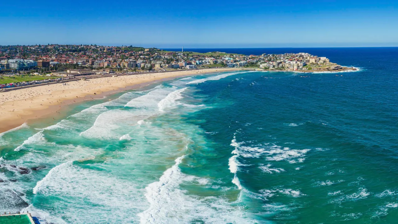 Bondi Beach – kjent for sine gode surfebølger og gyldne sandstrender