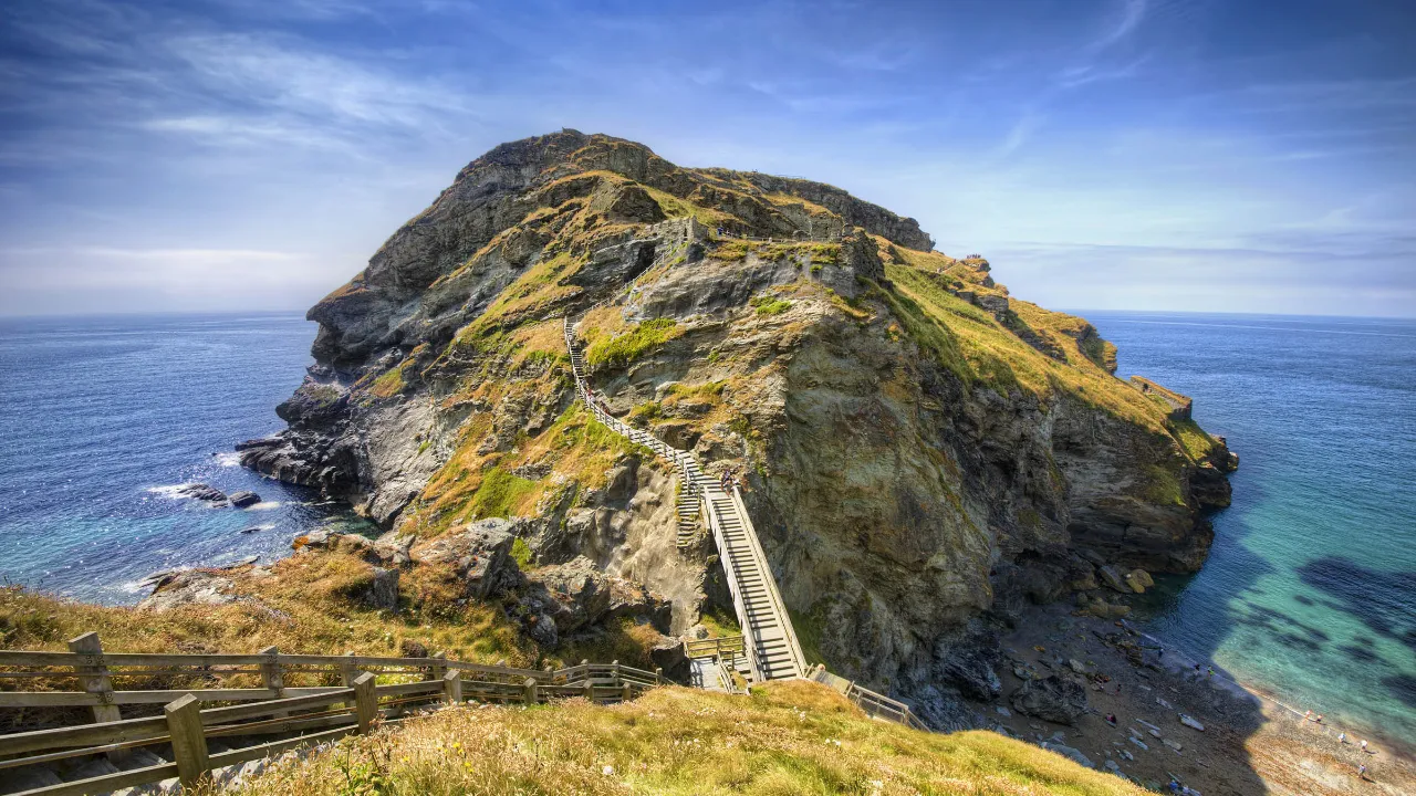 Tintagel Castle – dramatiske slotsruiner på klippekysten, kjent fra legenden om Kong Arthur Tintagel Castle – dramatiske slotsruiner på klippekysten, kjent fra legenden om Kong Arthur