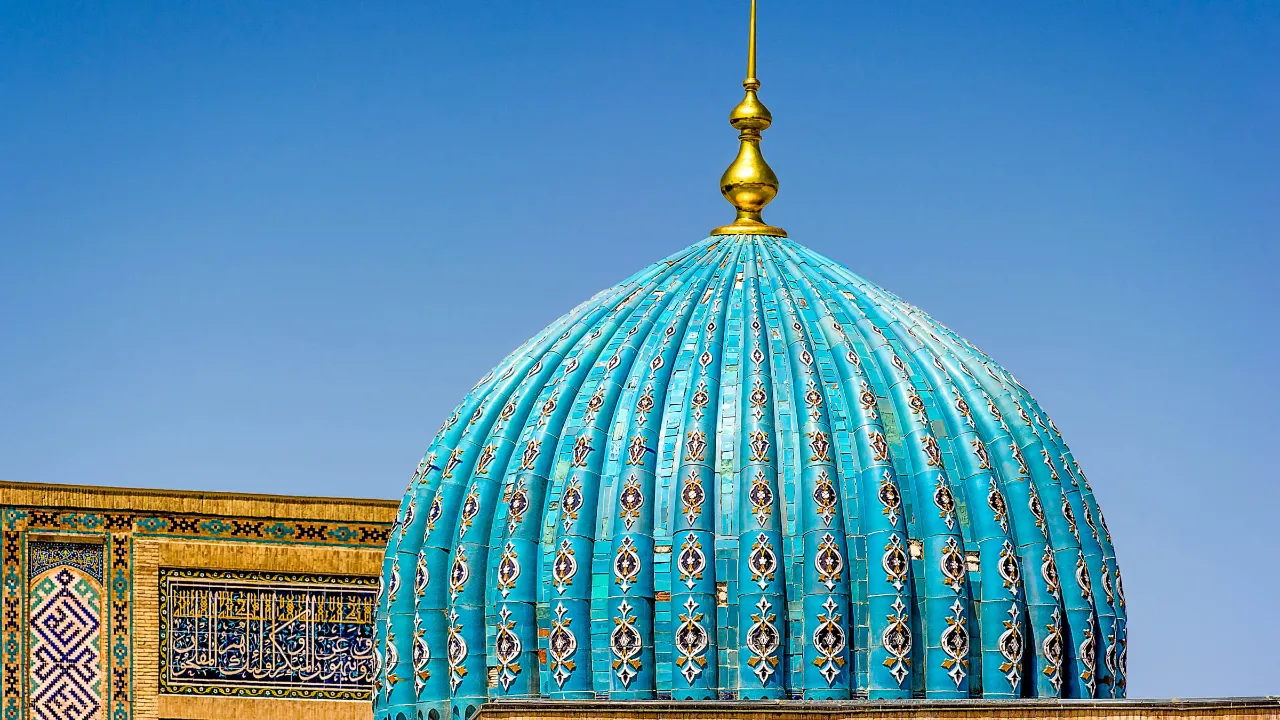 Den karakteristiske turkisblå og riflede kuppelen på Hazrati Imam-moskeen i Tasjkent, Usbekistan