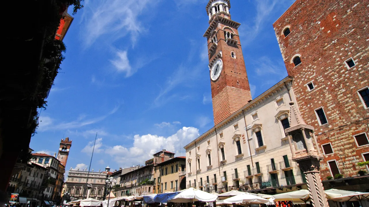 Piazza delle Erbe i Verona med det historiske Lamberti-tårnet og Palazzo della Ragione Piazza delle Erbe i Verona med det historiske Lamberti-tårnet og Palazzo della Ragione