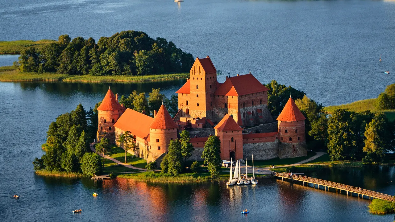 Trakai-slottet i Litauen – et middelalderslott på en ø i Galvė-sjøen Trakai-slottet i Litauen – et middelalderslott på en ø i Galvė-sjøen