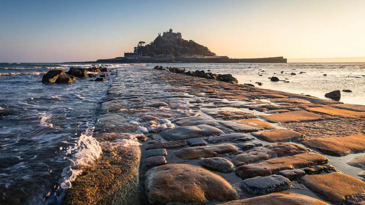 St. Michael’s Mount – tidevannsøy med middelalderslott, forbundet med fastlandet med en brosteinssti som bare kan krysses ved lavvann St. Michael’s Mount – tidevannsøy med middelalderslott, forbundet med fastlandet med en brosteinssti som bare kan krysses ved lavvann