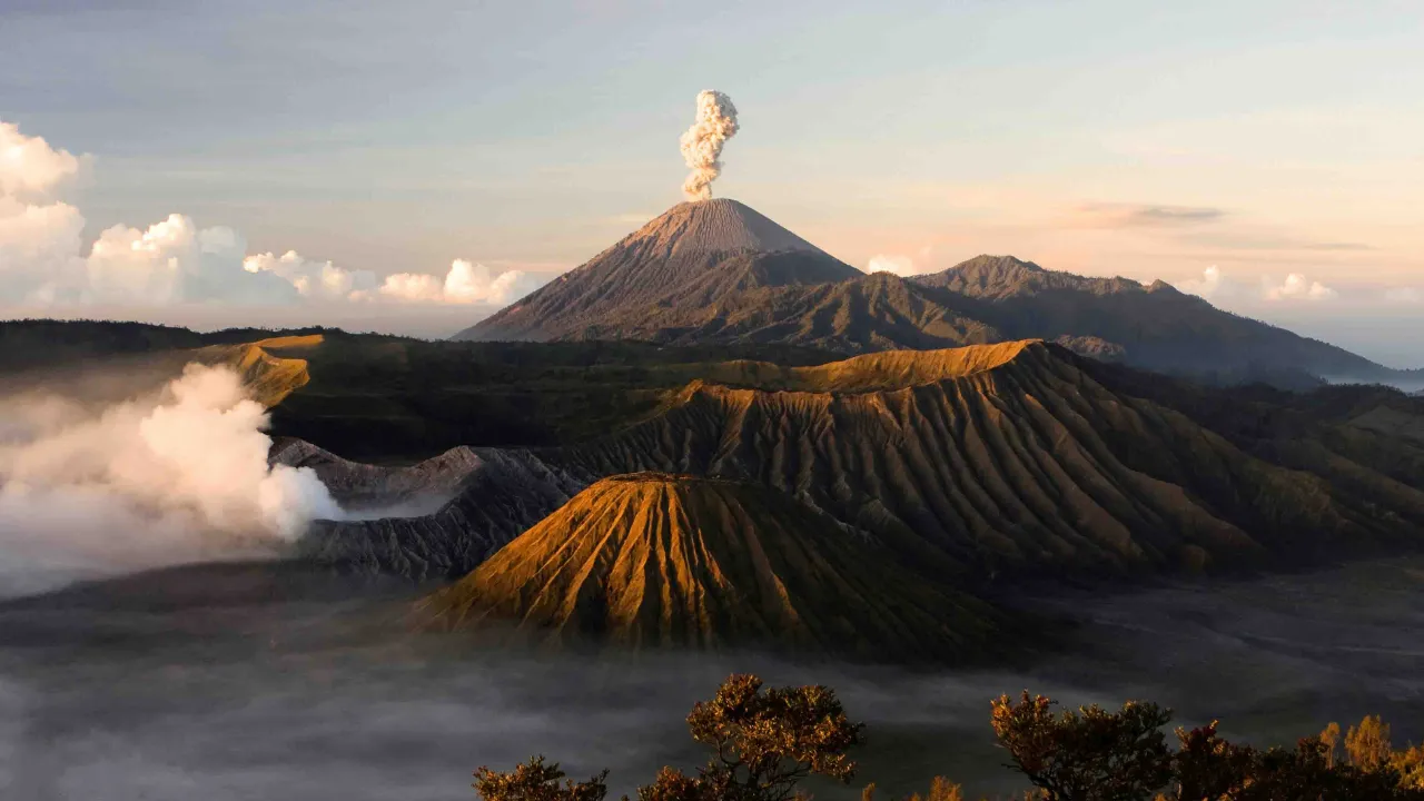 Vulkaner i tåke og gyllent morgenlys – Mount Bromo Vulkaner i tåke og gyllent morgenlys – Mount Bromo