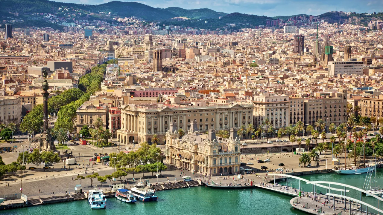 Port Vell med Christopher Columbus på enden av La Rambla i Barcelona