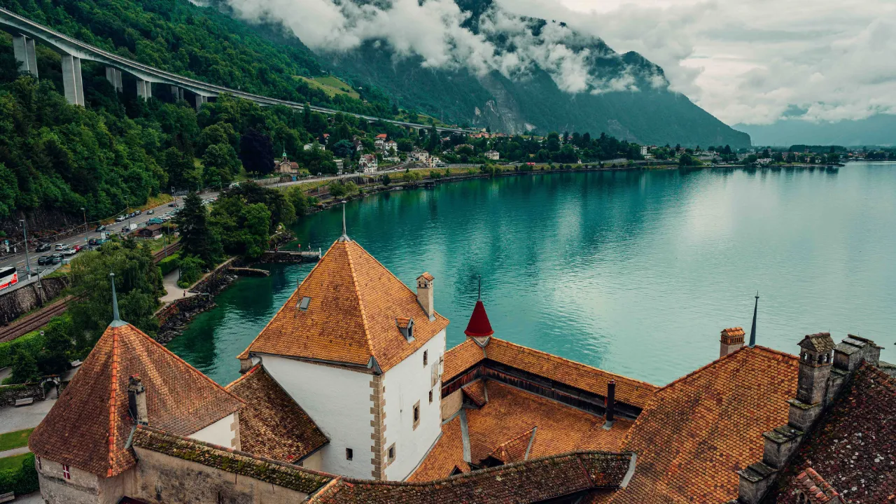 Utsikt fra Chillon-slottet over Genèvesjøen Utsikt fra Chillon-slottet over Genèvesjøen