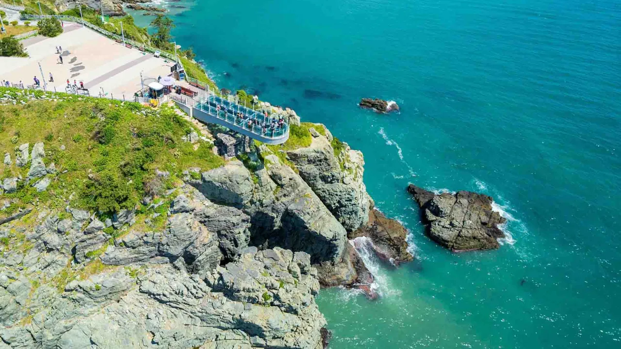 Oryukdo Skywalk i Busan – en glassbro over klippene Oryukdo Skywalk i Busan – en glassbro over klippene