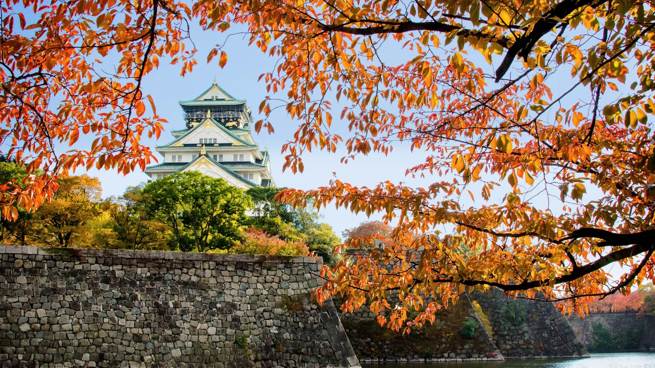 Osaka Castle, innrammet av vakre høstfarger Osaka Castle, innrammet av vakre høstfarger
