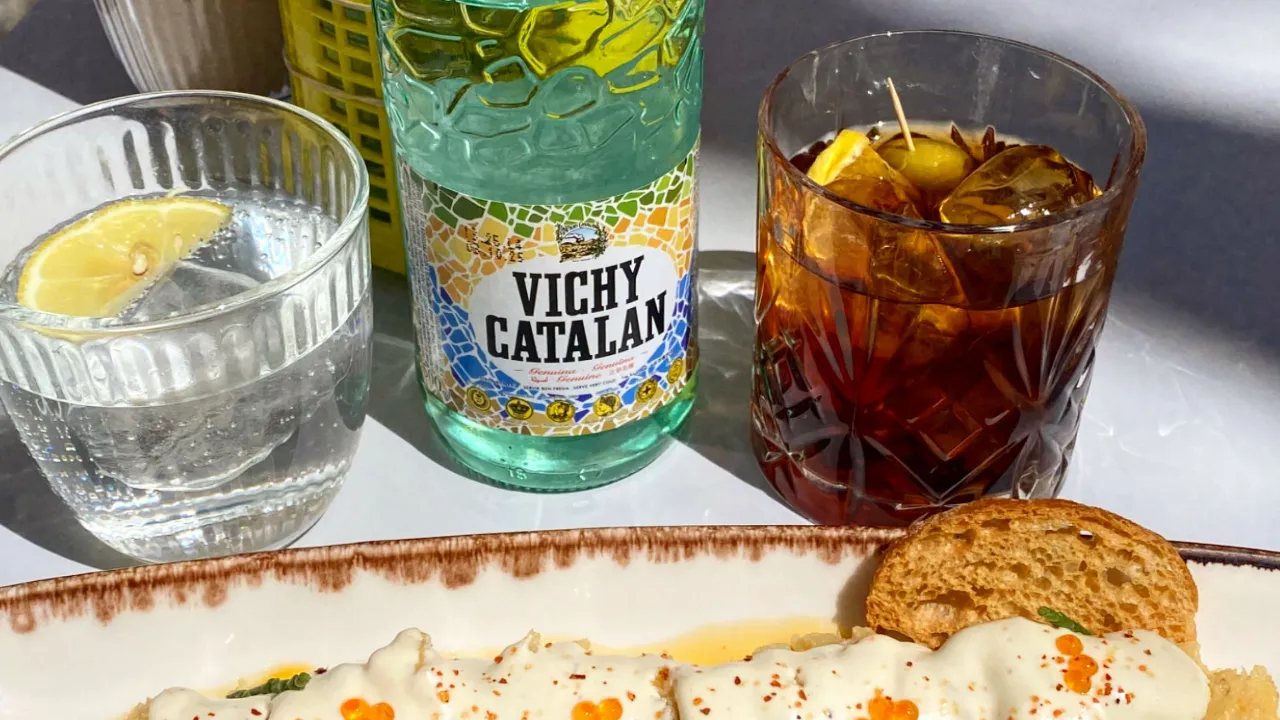 Denne kombinasjonen av vermut + tapas + Vichy Catalan er svært typisk for den katalanske mat- og aperitifkulturen Denne kombinasjonen av vermut + tapas + Vichy Catalan er svært typisk for den katalanske mat- og aperitifkulturen