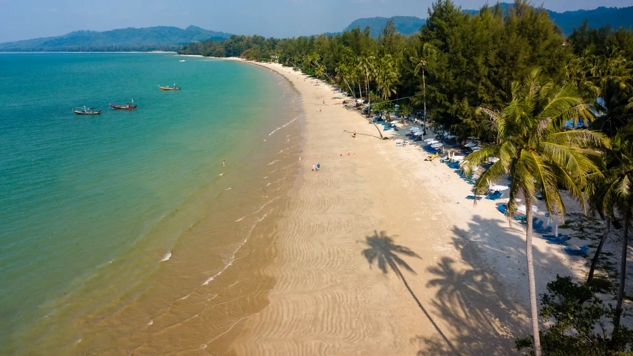 Paradisisk strand med turkisblått vann i Khao Lak Paradisisk strand med turkisblått vann i Khao Lak