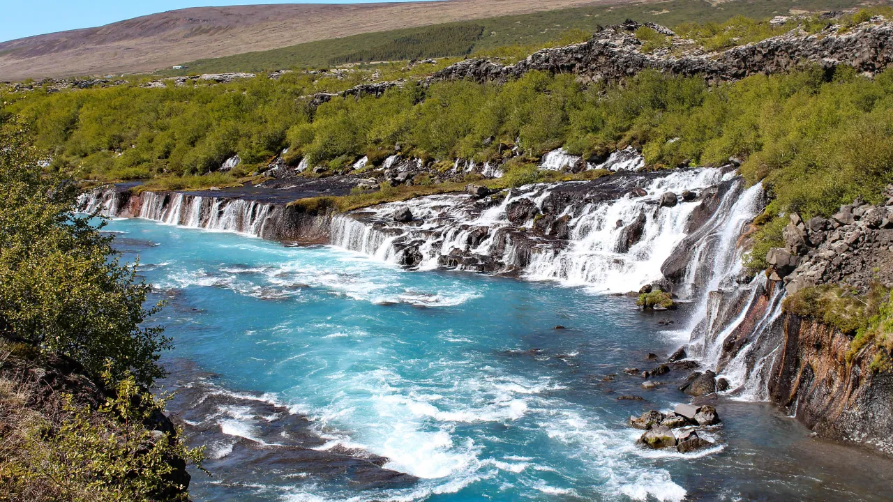 Hraunfossar har utsikt mot isbreområdet Langjökull Hraunfossar har utsikt mot isbreområdet Langjökull