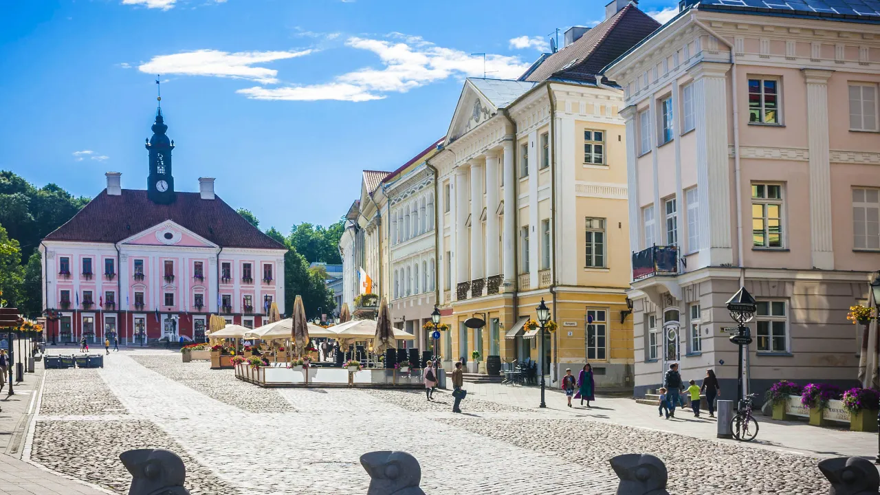 Rådhuset i Tartu, Estland, sett fra Rådhusplassen Rådhuset i Tartu, Estland, sett fra Rådhusplassen
