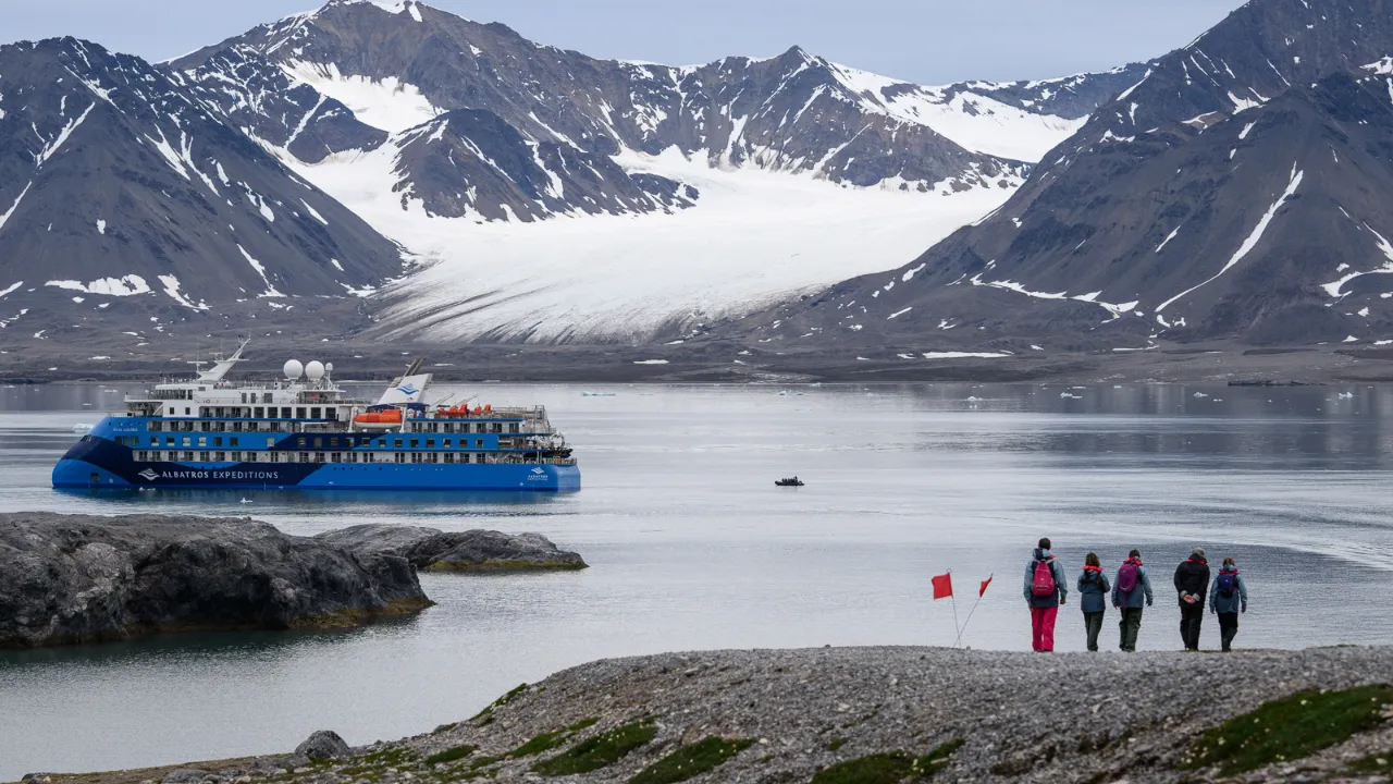 Ocean Albatros har normalt plass til rundt 169–199 passasjerer