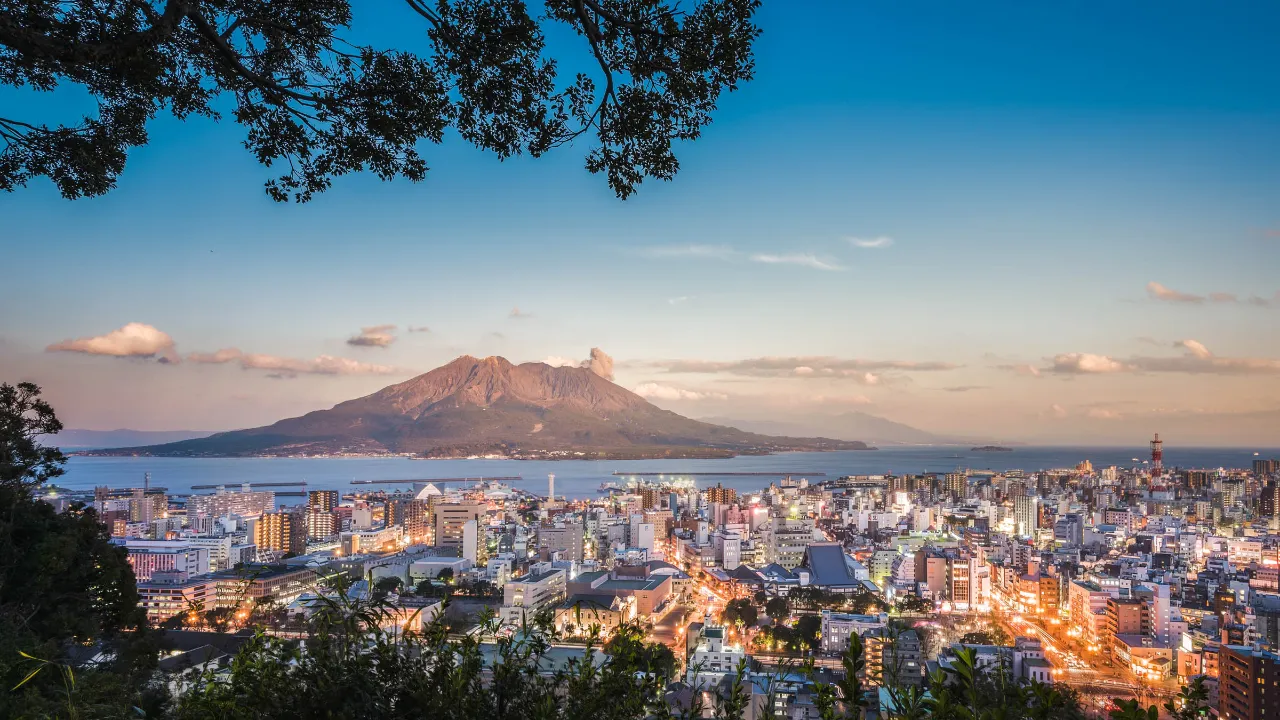 Kagoshima med den imponerende vulkanen Sakurajima i bakgrunnen Kagoshima med den imponerende vulkanen Sakurajima i bakgrunnen