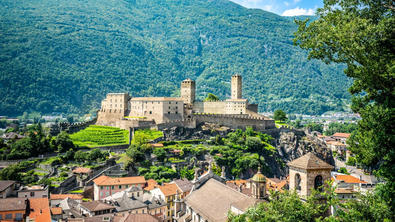 Castelgrande ruver over Bellinzona med Alpene i bakgrunnen Castelgrande ruver over Bellinzona med Alpene i bakgrunnen