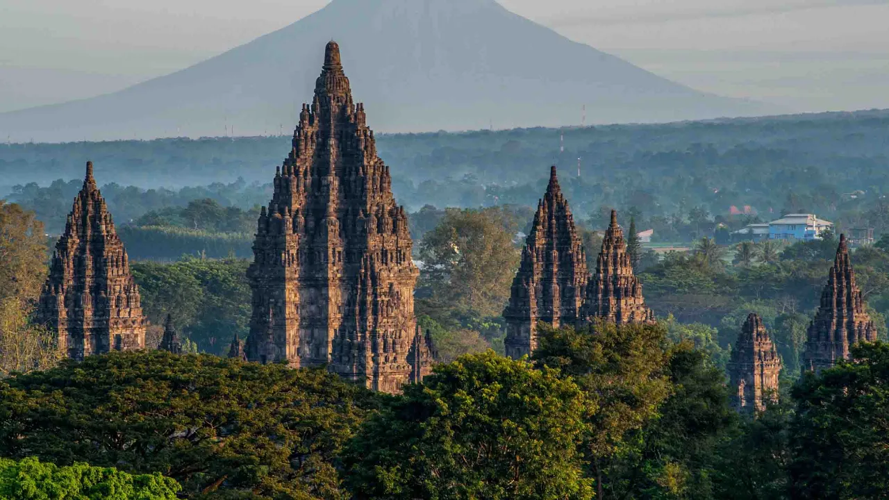 Prambanan-tempelet på Sentral-Java med vulkanen Merapi i bakgrunnen Prambanan-tempelet på Sentral-Java med vulkanen Merapi i bakgrunnen