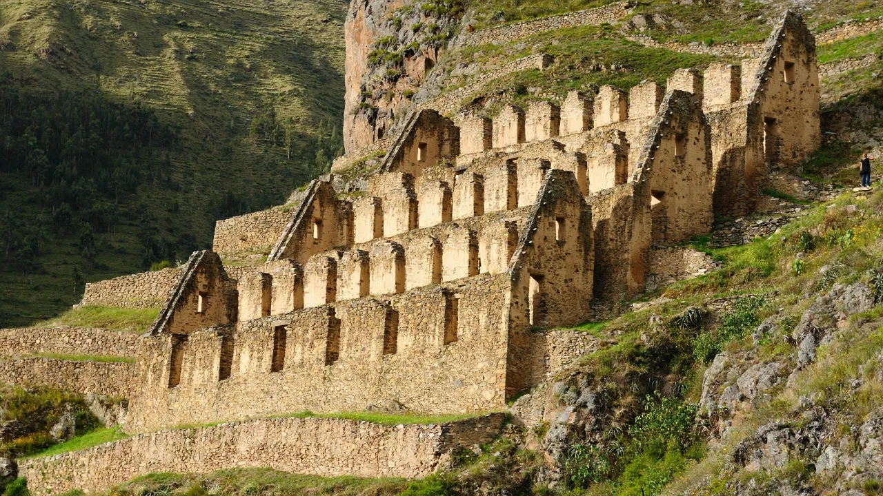 Inkaenes lagre i Ollantaytambo – bygget høyt i fjellene for å oppbevare avlinger kjølig og tørt Inkaenes lagre i Ollantaytambo – bygget høyt i fjellene for å oppbevare avlinger kjølig og tørt
