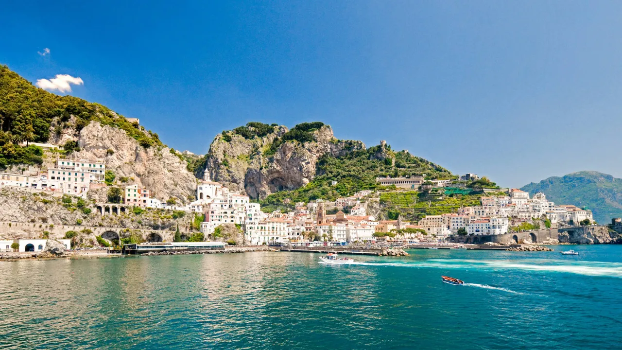 Amalfikysten ligger på sørsiden av Sorrentohalvøya Amalfikysten ligger på sørsiden av Sorrentohalvøya