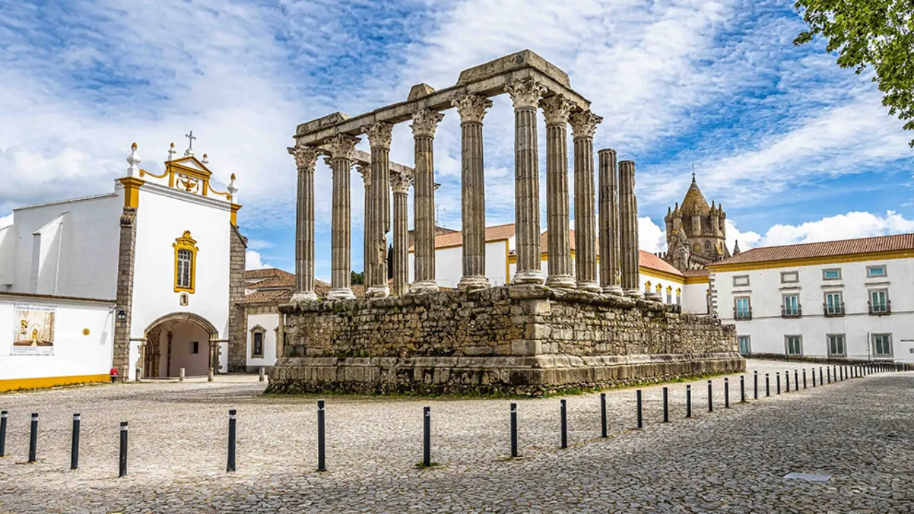 Det romerske Diana-tempelet i Évora, et av byens mest ikoniske historiske monumenter Det romerske Diana-tempelet i Évora, et av byens mest ikoniske historiske monumenter