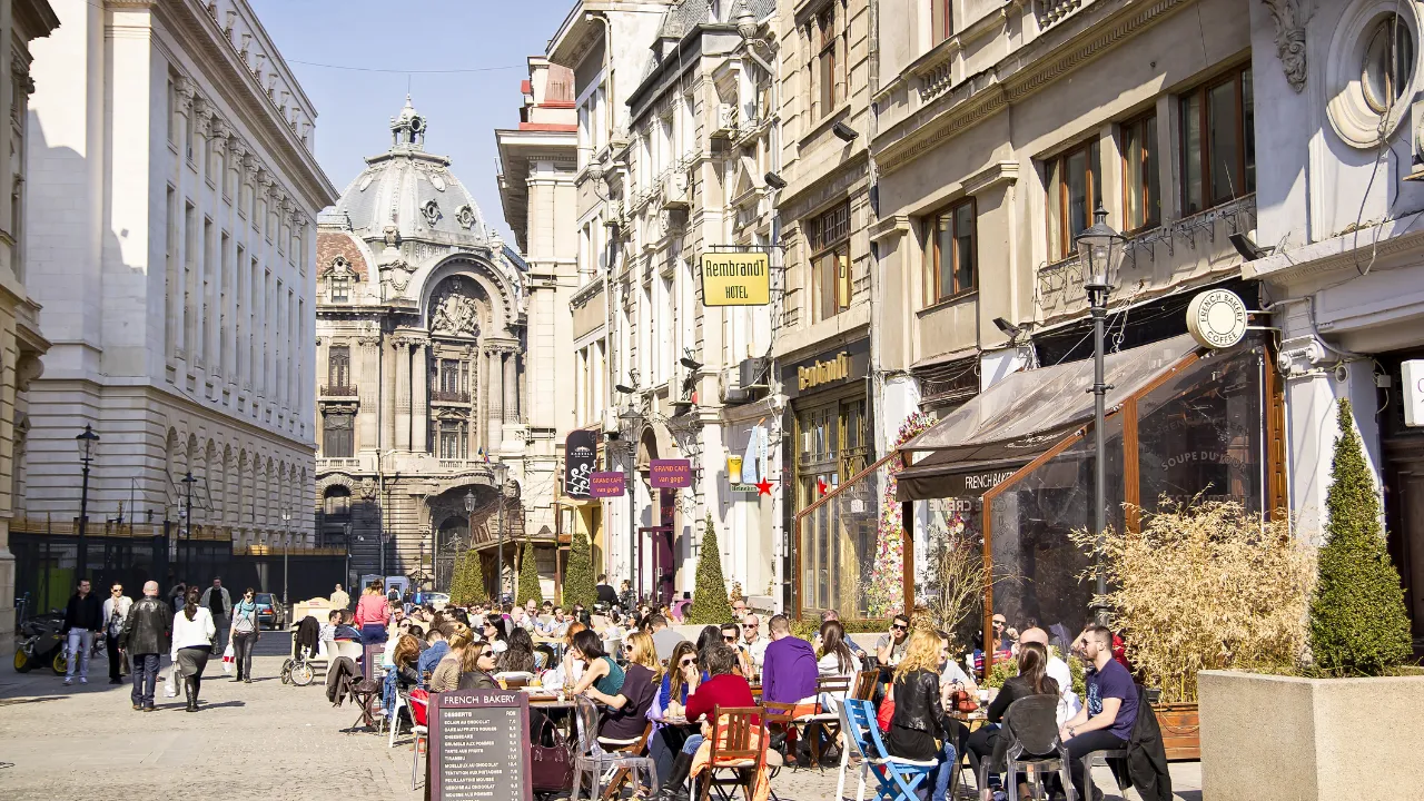 Livlig kaféstemning i den gamle bydelen i Sibiu
