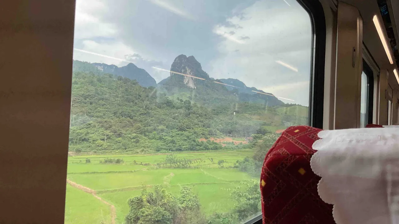 Utsikt over Laos' frodige landskap sett fra toget Utsikt over Laos' frodige landskap sett fra toget