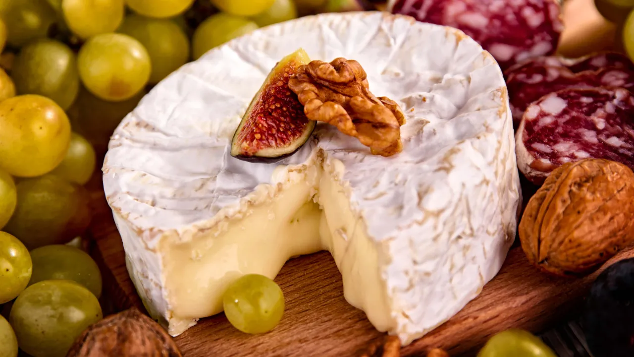Ekte camembert er håndlaget av melk fra kyr i Normandie Ekte camembert er håndlaget av melk fra kyr i Normandie