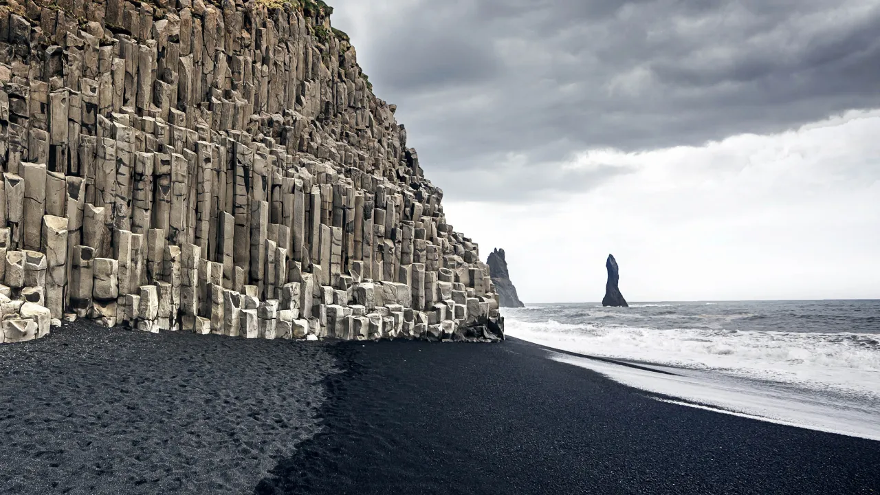 Den vakre svarte sandstranden Reynisfjara på Dyrhólaey Den vakre svarte sandstranden Reynisfjara på Dyrhólaey