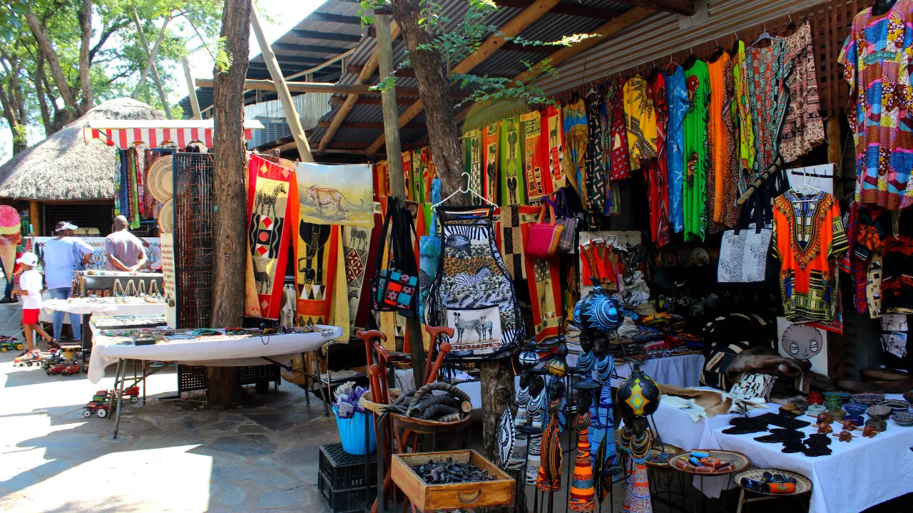 Fargerikt marked i Chameleon Village Fargerikt marked i Chameleon Village