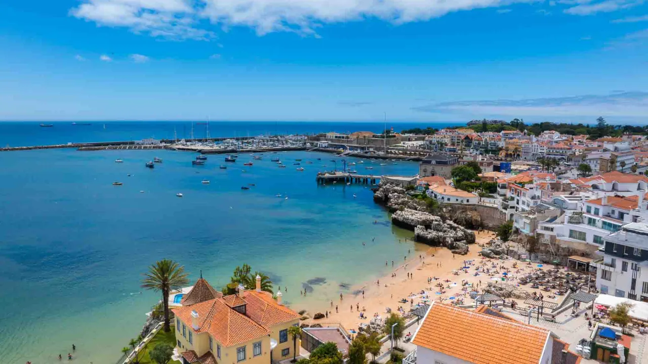 Utsikt over Praia da Rainha og kystlinjen ved Cascais Utsikt over Praia da Rainha og kystlinjen ved Cascais