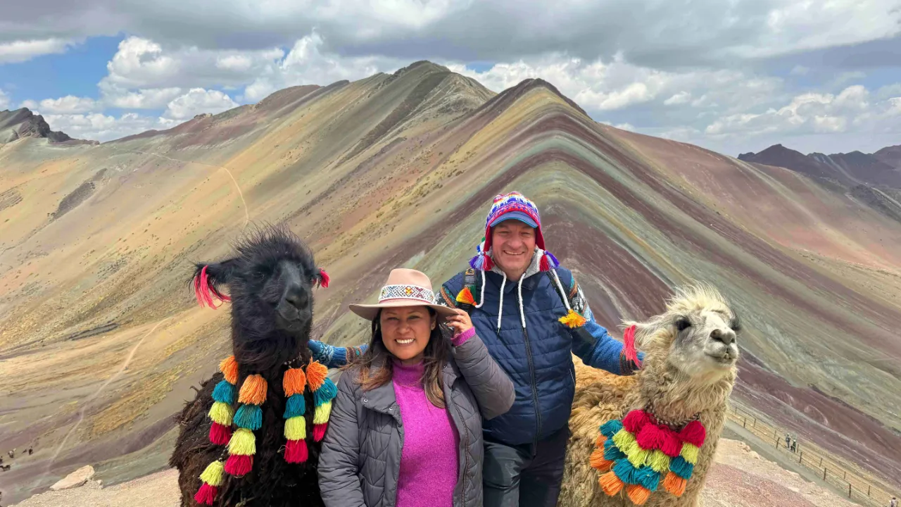 Pyntede lamaer ved fargerike Rainbow Mountain