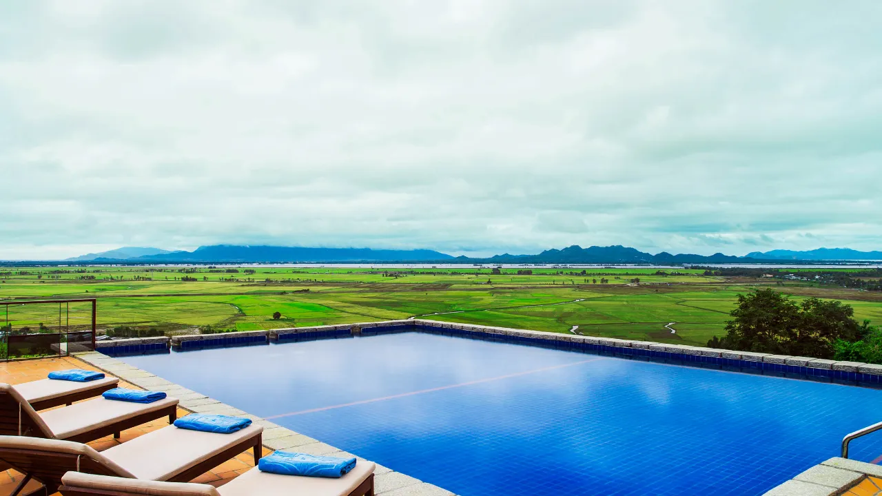 Vi overnatter på det nye Victoria Nui Sam Lodge i Chau Doc Vi overnatter på det nye Victoria Nui Sam Lodge i Chau Doc